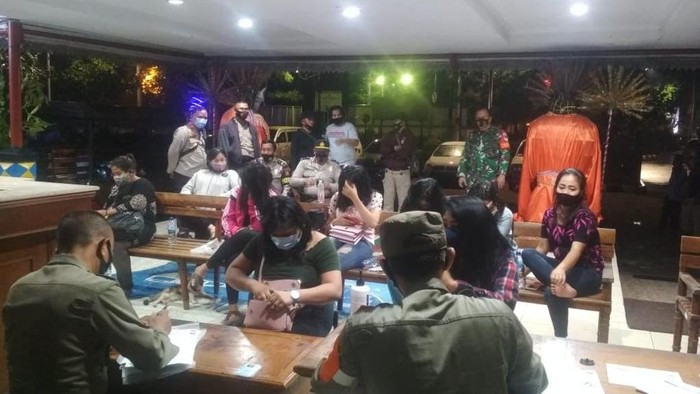 Polisi bubarkan kafe-panti pijat di Kebon Jeruk (Foto: dok. Polsek Kebon Jeruk)