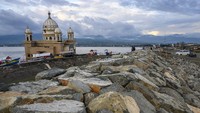 Masjid terapung yang turut amblas ke laut akibat diterjang tsunami di pantai Kampung Lere, Palu, Sulawesi Tengah, itu juga menjadi saksi ganasnya terjangan Tsunami 2 tahun silam. ANTARA FOTO/Basri Marzuki