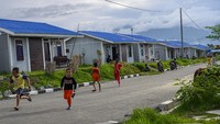 Berbagai pihak swasta ataupun pemerintah bahu membahu memberikan bantuan bagi pemulihan Palu, Sulawesi Tengah. Seperti kompleks hunian tetap (Huntap) yang diperuntukan bagi para korban bencana gempa dan tsunami di Palu yang dibangun oleh Yayasan Buddha Tzu Chi. ANTARA FOTO/Basri Marzuki