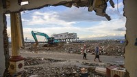 Setelah dua tahun bencana gempa, tsunami, dan likuefaksi di Palu, Sigi dan Donggala 28 September 2018 itu juga sedikitnya menelan korban lebih dari 5.000 jiwa, garis pantai di masjid yang telah dijadikan dijadikan memorial park itu kini telah dibentengi dengan tanggul untuk menahan abrasi dan gelombang tsunami. ANTARA FOTO/Basri Marzuki