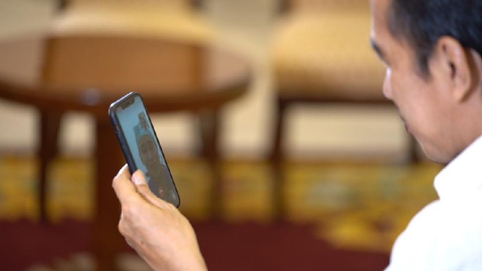 Presiden Jokowi saat video call dengan perawat di Surabaya (Foto: Biro Pers Sekretariat Presiden)