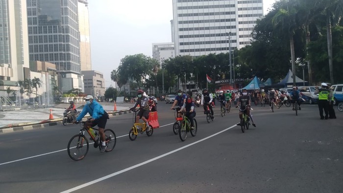 Pesepeda meramaikan kawasan Bundaran HI meski PSBB diperpanjang, Minggu (27/9/2020)