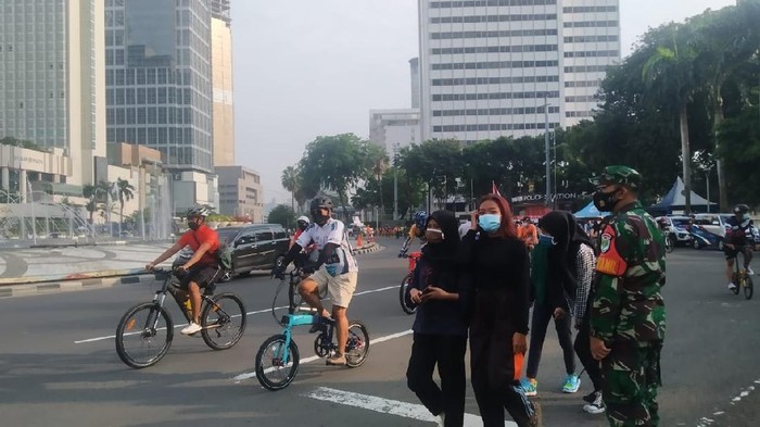 Pesepeda meramaikan kawasan Bundaran HI meski PSBB diperpanjang, Minggu (27/9/2020)