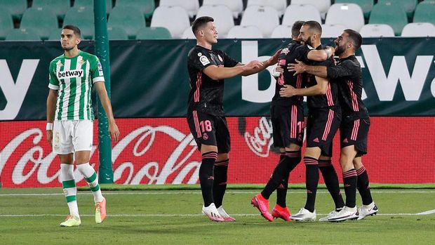 SEVILLE, SPAIN - SEPTEMBER 26: Federico Valverde of Real Madrid celebrates with teammates after scoring his team's first goal during the La Liga Santander match between Real Betis and Real Madrid at Estadio Benito Villamarin on September 26, 2020 in Seville, Spain. Sporting stadiums in Spain remain under strict restrictions due to the Coronavirus Pandemic as Government social distancing laws prohibit fans inside venues resulting in games being played behind closed doors. (Photo by Fran Santiago/Getty Images)