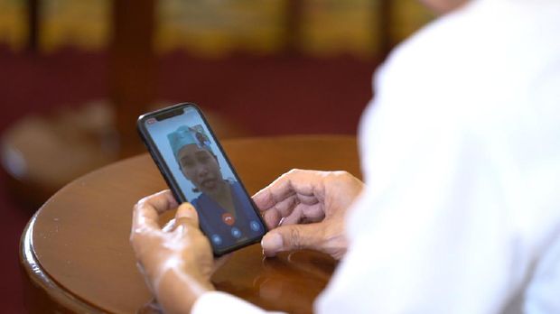 Saat Perawat Cerita ke Presiden Jokowi Pulang ke Rumah Sebulan Sekali. (Biro Pers Sekretariat Presiden)
