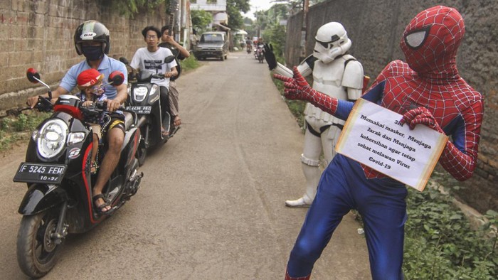 Saat 'Spiderman' hingga 'Stormtrooper' Mengais Rezeki di Depok Beragam upaya dilakukan sejumlah orang untuk mencari rezeki di masa pandemi. Salah satunya dengan menggunakan kostum super hero untuk menarik perhatian warga.