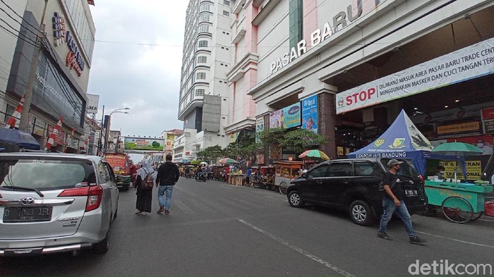 Sistem buka tutup dilakukan di lima ruas jalan di Kota Bandung.