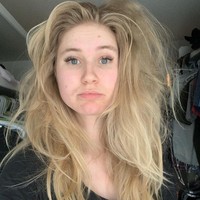 Sophie justru membagikan penampilannya sehari-hari. Dia memperlihatkan foto tanpa makeup, pamer jerawat hingga rambut kusut.  Foto: dok. Instagram