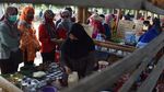 Unik! Di Pasar Ini Transaksi Pembayarannya Pakai Bambu