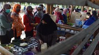 Pasar tradisional di desa wisata yang menyediakan berbagai makanan, jajanan dan minuman tradisional tersebut memiliki keunikan yaitu para penjualnya mengenakan pakaian tradisional dan seluruh pembayaran transaksi menggunakan bilah bambu yang sebelumnya didapat pengunjung dari panitia dengan mengganti sejumlah uang.
