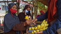 Penjual melayani pembeli di Pasar Pundensari di Desa Gunungsari Kabupaten Madiun, Jawa Timur, Minggu (27/9/2020).