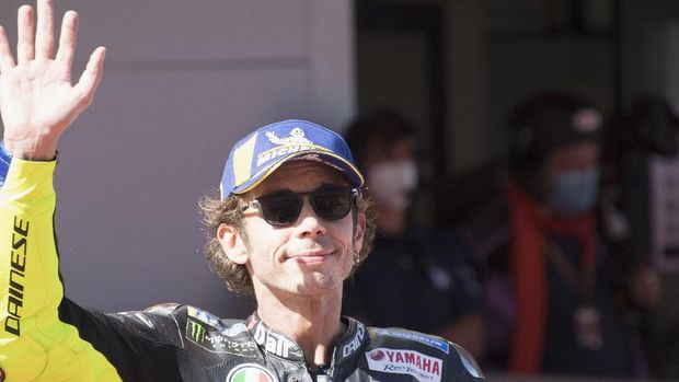 BARCELONA, SPAIN - SEPTEMBER 26: Valentino Rossi of Italy and Monster Energy Yamaha MotoGP Team celebrates the third place at the end of the MotoGP qualifying practice during qualifying for the MotoGP of Catalunya at Circuit de Barcelona-Catalunya on September 26, 2020 in Barcelona, Spain. (Photo by Mirco Lazzari gp/Getty Images)