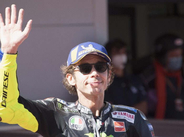 BARCELONA, SPAIN - SEPTEMBER 26: Valentino Rossi of Italy and Monster Energy Yamaha MotoGP Team celebrates the third place at the end of the MotoGP qualifying practice during qualifying for the MotoGP of Catalunya at Circuit de Barcelona-Catalunya on September 26, 2020 in Barcelona, Spain. (Photo by Mirco Lazzari gp/Getty Images)