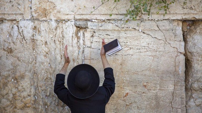 Israel kembali terapkan lockdown guna cegah virus Corona. Peringatan hari raya umat Yahudi yakni Yom Kippur pun digelar di tengah penerapan lockdown di Israel.