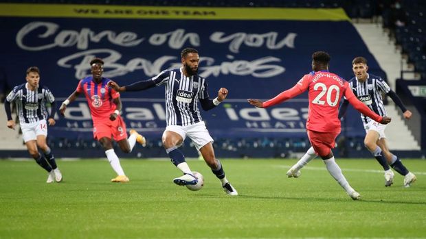 West Bromwich Albion vs Chelsea WEST BROMWICH, ENGLAND - SEPTEMBER 26: Callum Hudson-Odoi of Chelsea scores his sides second goal during the Premier League match between West Bromwich Albion and Chelsea at The Hawthorns on September 26, 2020 in West Bromwich, England. Sporting stadiums around the UK remain under strict restrictions due to the Coronavirus Pandemic as Government social distancing laws prohibit fans inside venues resulting in games being played behind closed doors. (Photo by Nick Potts - Pool/Getty Images)