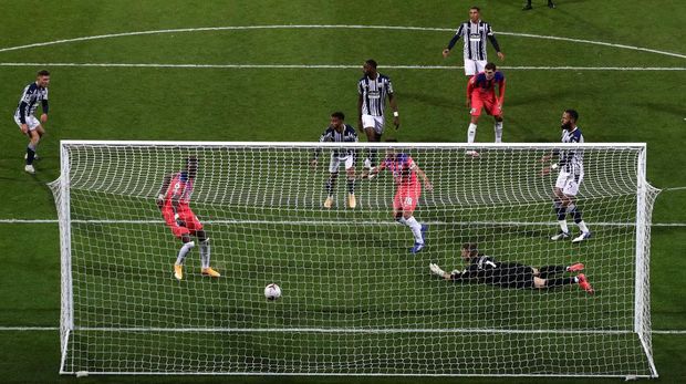 West Bromwich Albion vs Chelsea WEST BROMWICH, ENGLAND - SEPTEMBER 26: Tammy Abraham of Chelsea scores his team's third goal during the Premier League match between West Bromwich Albion and Chelsea at The Hawthorns on September 26, 2020 in West Bromwich, England. Sporting stadiums around the UK remain under strict restrictions due to the Coronavirus Pandemic as Government social distancing laws prohibit fans inside venues resulting in games being played behind closed doors. (Photo by Nick Potts - Pool/Getty Images)