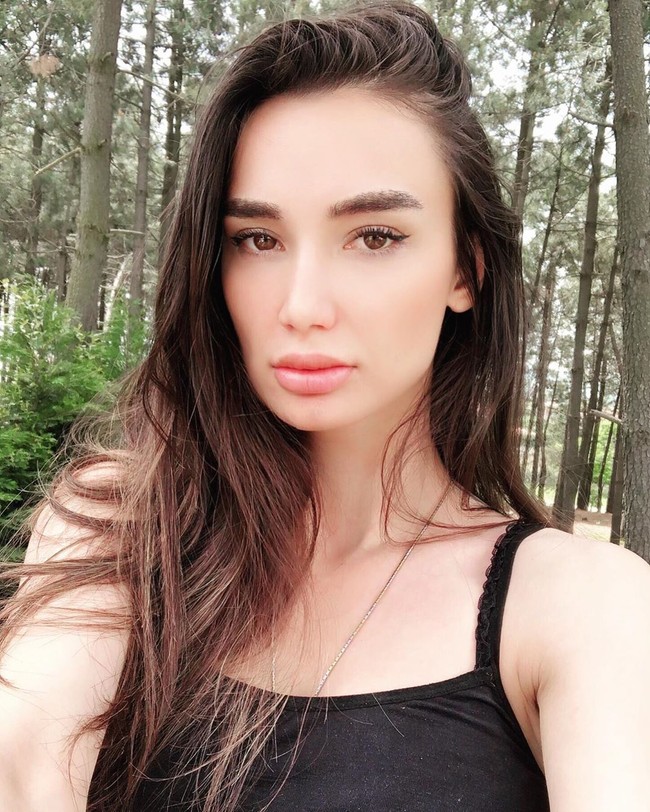 Inilah Yagmur Asik. Perempuan 27 tahun ini dituding sebagai dalang di balik rencana pembunuhan suaminya, Emre Asik, seorang atlet sepakbola asal Turki. (Foto: Instagram/@yagmursarnicofficial)