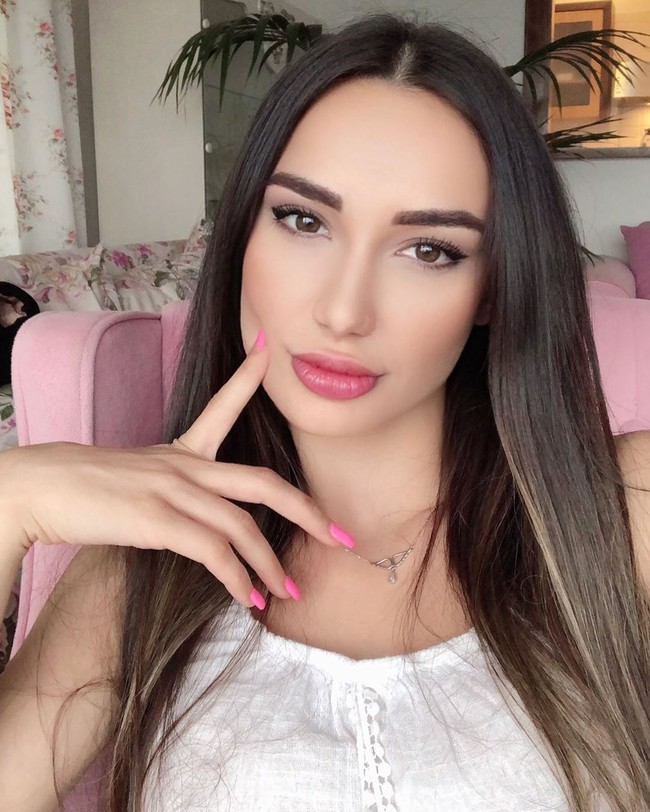 Setelah digugat cerai, perempuan 27 tahun itu rupanya berniat menghabisi nyawa Emre demi mendapat warisan. Menurut pengakuan Erdi kepada jaksa penuntut umum, Yagmur awalnya munyuruhnya untuk membunuh Emre. (Foto: Instagram/@yagmursarnicofficial)