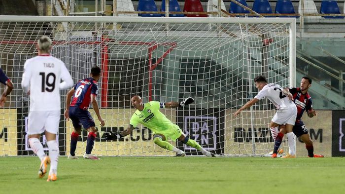 1228750597 CROTONE, ITALY - SEPTEMBER 27: Brahim Diaz of Milan scores his teams second goal during the Serie A match between FC Crotone and AC Milan at Stadio Comunale Ezio Scida on September 27, 2020 in Crotone, Italy. (Photo by Maurizio Lagana/Getty Images)