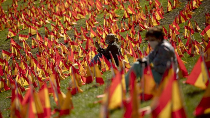 Sebanyak 53.000 bendera Spanyol dipasang di Roma Park sebagai penghormatan untuk para korban COVID-19.