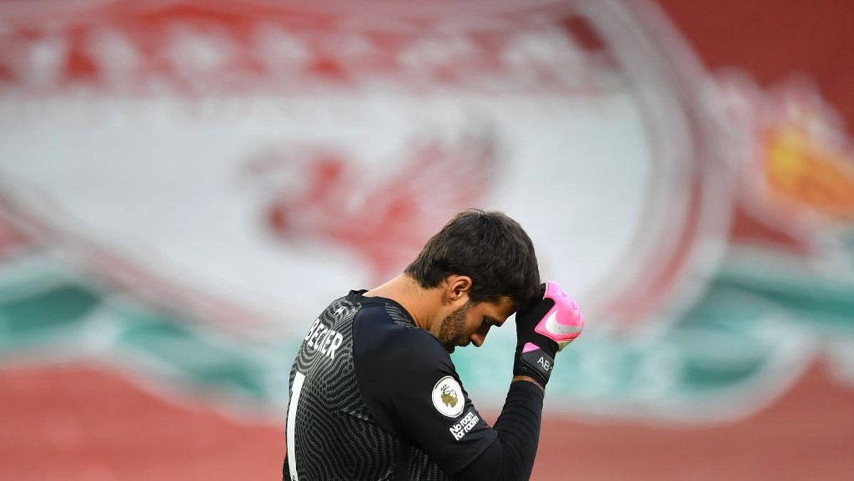 Alisson Becker kemungkinan absen lawan Arsenal? (Getty Images/Pool)