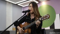 Saat ini, dirinya telah memiliki dua single, yakni Even If You Arent There for Me dan Half a Soul. Foto: Asep Syaifullah/detikHOT
