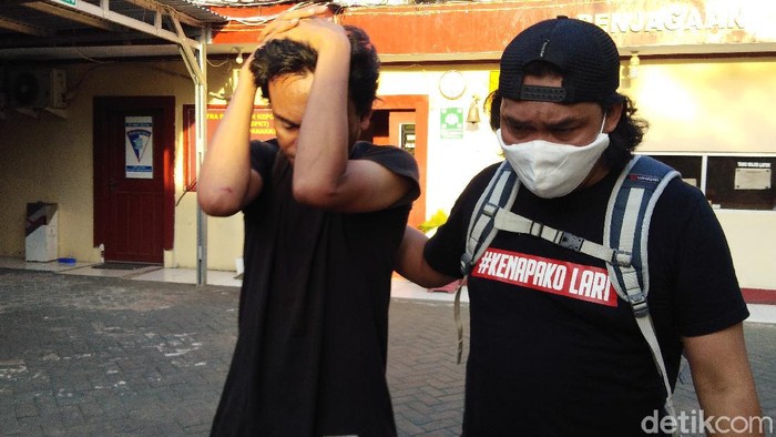 Andi Parawansyah, pria ngaku PNS Disbub Bone, dihajar warga karena mencuri motor di Makassar (Hermawan Mappiwali/detikcom).