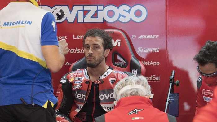 BARCELONA, SPAIN - SEPTEMBER 26:  Andrea Dovizioso of Italy and Ducati Team   speaks in box with mechanics during the MotoGP of Catalunya: Qualifying during qualifying for the MotoGP of Catalunya at Circuit de Barcelona-Catalunya on September 26, 2020 in Barcelona, Spain. (Photo by Mirco Lazzari gp/Getty Images)
