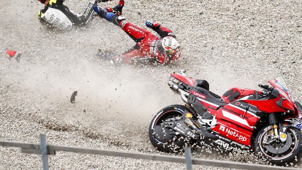 Insiden Johann Zarco dengan Andrea Dovizioso di MotoGP Catalunya 2020. (AP Photo/Joan Monfort)