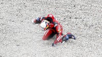 Andrea Dovizioso tampak kesal sekali. Apalagi usai MotoGP Catalunya 2020 ia kehilangan posisi pemuncak klasemen sementara. (Foto: AP/Joan Monfort)