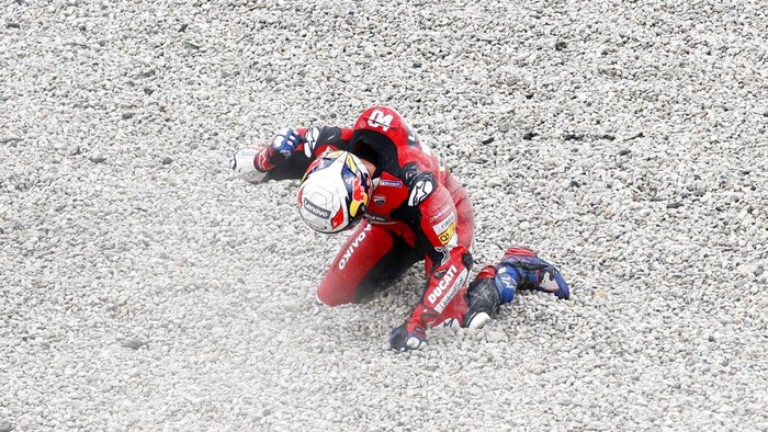 Insiden Johann Zarco dengan Andrea Dovizioso di MotoGP Catalunya 2020. (AP Photo/Joan Monfort)