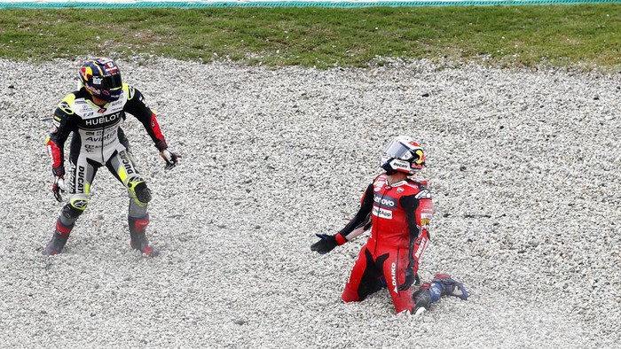 Insiden Johann Zarco dengan Andrea Dovizioso di MotoGP Catalunya 2020. (AP Photo/Joan Monfort)