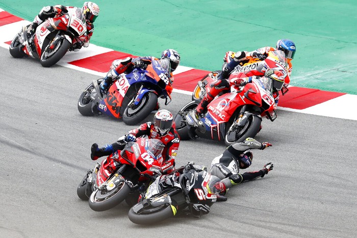 Insiden Johann Zarco dengan Andrea Dovizioso di MotoGP Catalunya 2020. (AP Photo/Joan Monfort)