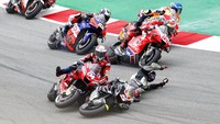 Bagian depan motor Zarco, yang sudah rebah, lantas kena motor Dovi yang ikut bernasib sama. (Foto: AP/Joan Monfort)