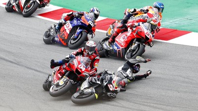 Foto: Detik-detik Andrea Dovizioso Keseret Jatuh Johann Zarco