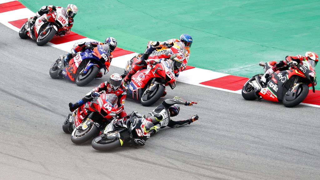Insiden Johann Zarco dengan Andrea Dovizioso di MotoGP Catalunya 2020. (AP Photo/Joan Monfort)