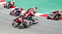 Kata Zarco, saat itu ia terjatuh setelah refleks mengerem agar tak mengenai motor Danilo Petrucci di depannya. (Foto: AP/Joan Monfort)