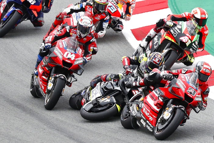 Andrea Dovizioso, Johann Zarco, MotoGP Catalunya 2020 Insiden Johann Zarco dengan Andrea Dovizioso di MotoGP Catalunya 2020. (AP Photo/Joan Monfort)