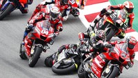 Insiden Dovi-Zarc terjadi selepas start di Circuit de Barcelona-Catalunya, Montmelo, Minggu (27/9/2020) malam WIB. (Foto: AP/Joan Monfort)