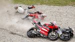 Foto: Detik-detik Andrea Dovizioso Keseret Jatuh Johann Zarco