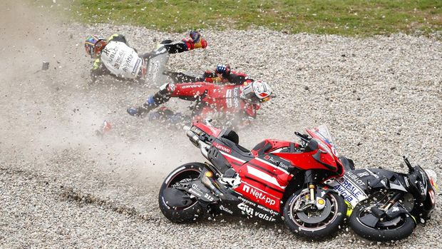 Insiden Johann Zarco dengan Andrea Dovizioso di MotoGP Catalunya 2020. (AP Photo/Joan Monfort)