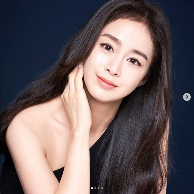 Kim Tae Hee juga tidak pernah melakukan operasi plastik. Dilansir dari Koreaboo, bahkan ia dijuluki Seoul University Goddess dan dianggap sebagai salah satu wanita tercantik di Korea Selatan. Foto: Instagram, SBS