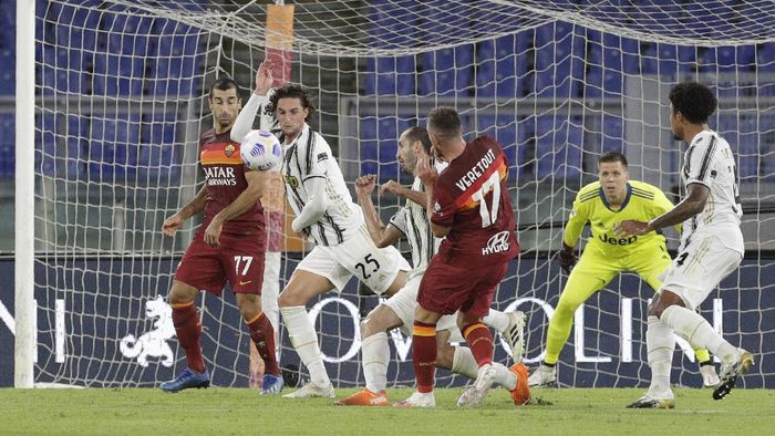 AS Roma vs Juventus Juventus Adrien Rabiot, second left, blocks a shot with his hand to award Roma a penalty shot during the Italian Serie A soccer match between Roma and Juventus at Romes Olympic stadium, Sunday, Sept. 27, 2020. (AP Photo/Gregorio Borgia)