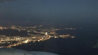 Kota Athena di malam hari tampak dari atas pesawat. (Foto: Ristiyanti Handayani/dtraveler)
