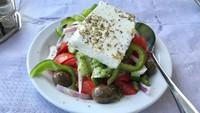 Saatnya menikmati salad khas Yunani yang terkenal. (Foto: Ristiyanti Handayani/dtraveler)*** Artikel ini merupakan kiriman pembaca detikTravel, Ristiyanti Handayani dan sudah tayang di dTravelers Stories. Anda punya pengalaman liburan lainnya, segera kirim ke detikTravel lewat tautan ini.