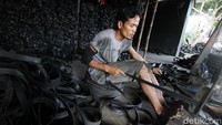 Bahan kupasan ban tersebut satu bendel dengan panjang 43 meter dijual dengan harga 20 ribu perbendelnya.