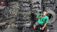 Dalam satu hari home industri tersebut mampu membuat 150 bendel ban siap jual dengan menghabiskan sedikitnya 60 ban bekas ukuran besar.