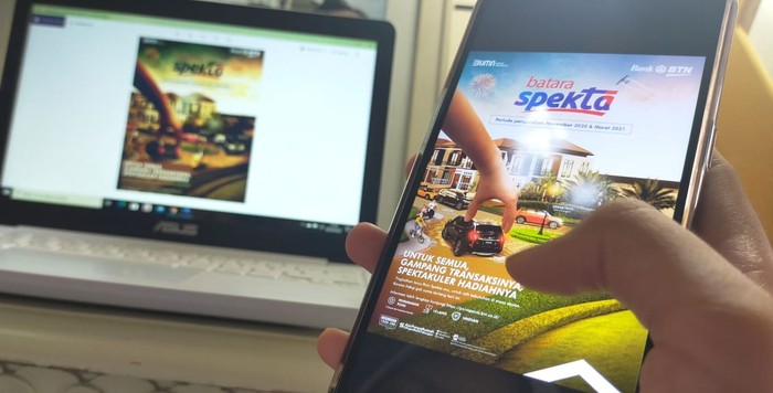 Seorang wanita sedang menonton tayangan peluncuran resmi Program Batara Spekta milik PT Bank Tabungan Negara (Persero) Tbk. melalui gawai, di Jakarta, Minggu (27/9). Program anyar yang direlease Bank BTN tersebut dirancang untuk memberikan apresiasi kepada nasabah yang aktif menabung dan bertransaksi menggunakan produk tabungan Batara. Peluncuran resmi program anyar tersebut menjadi penanda dimulainya penggunaan poin Spekta bagi nasabah tabungan Batara yang nantinya dapat ditukarkan dan diundi untuk mendapatkan aneka hadiah dari gawai terkini hingga mobil mewah dan rumah miliaran rupiah.