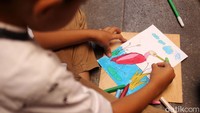 Seorang anak menyelesaikan menggambar burung.