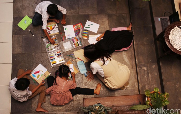 Anak-anak mengikuti kelas belajar menggambar di Taman Tino Sidin, Bantul, Yogyakarta, Senin (28/9/2020). Anak-anak belajar menggambar dengan pendekatan teknik menggambar ala Maestro gambar Tino Sidin.
